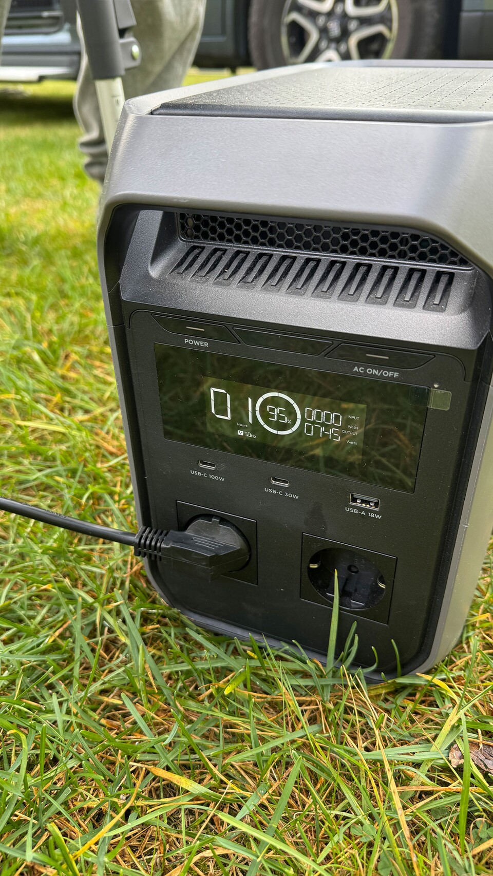 Das Displaylässt sich sehr gut ablesen - bei einer Dauerlast von 745 Watt würde der Akku knapp eine Stunde lang halten.