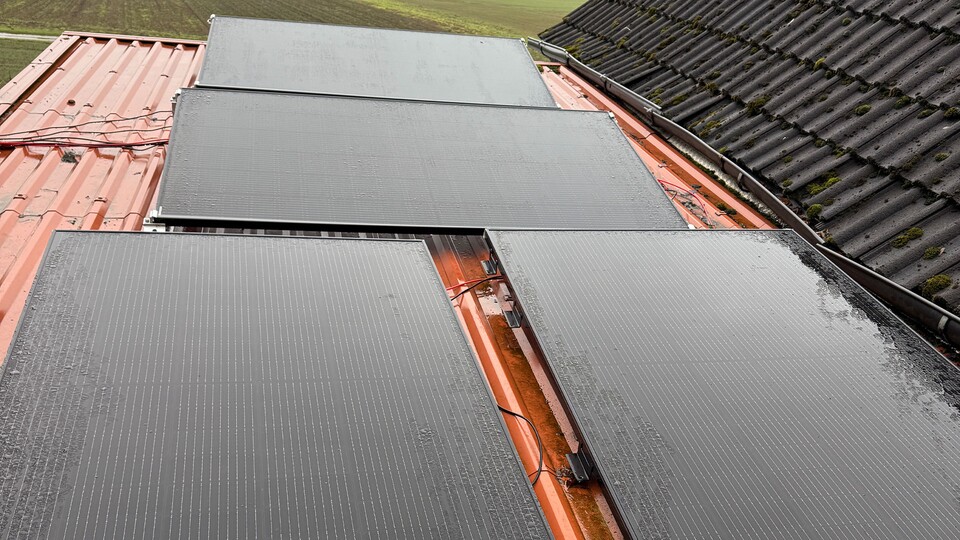 Auch unter den GameStar-Mitarbeitenden greift das Solarfieber um sich: Die Garagendachanlagen mehren sich, meist auch direkt mit Akku.