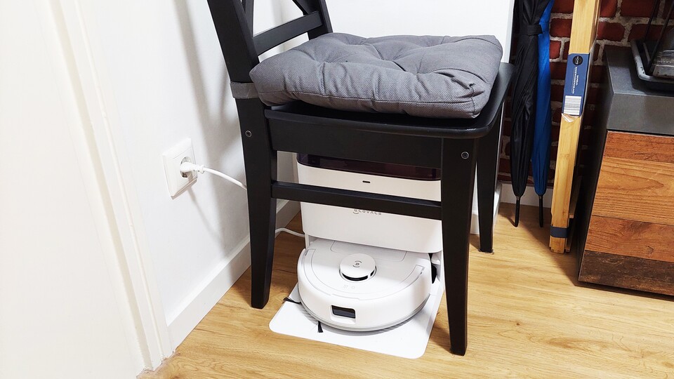 Vielleicht nicht die eleganteste Lösung, aber zumindest würde man somit effektiv gar keine Nutzfläche verlieren.