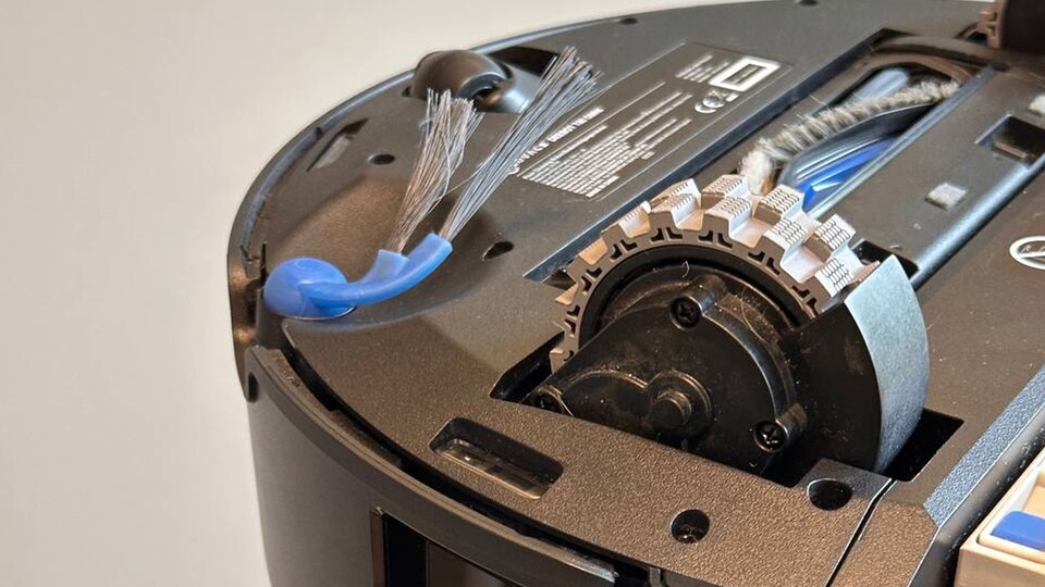 Die Seitenbürste rollt Haare und Fellknäuel auf wie Spaghetti, damit die Saugrolle, diese dann gerade und ohne verheddern einsaugen kann.