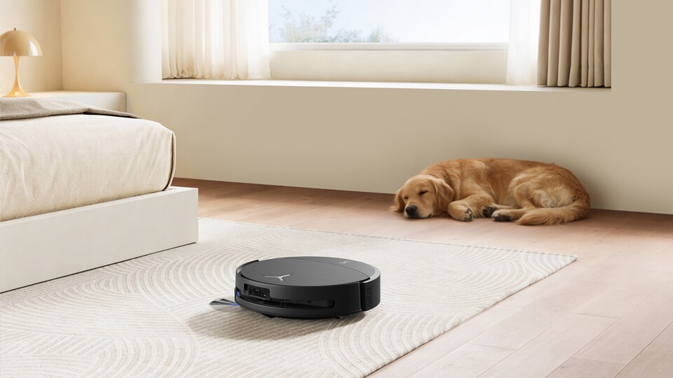Sobald der Deebot T90 Pro Omni auf einen Teppich fährt, erkennt er das sofort und schiebt eine Klappe über die Walze, damit der Teppich trocken bleibt!