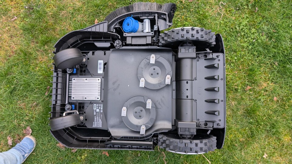 Der ECOVACS GOAT A1600, bzw. A3000 für noch mehr Rasenfläche, hat zwei Mähteller und an der Seite einen Kantentrimmer.