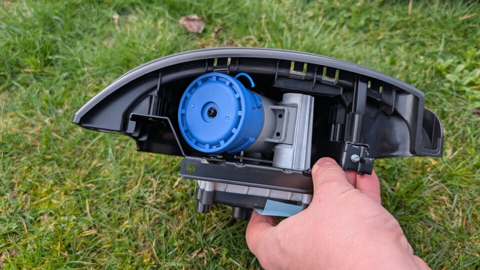 Auf dem Bild seht ihr das Kantentrimmer-Modul, das einfach mit zwei Schrauben bei der Einrichtung befestigt wird. Der Draht lässt sich natürlich einfach austauschen.