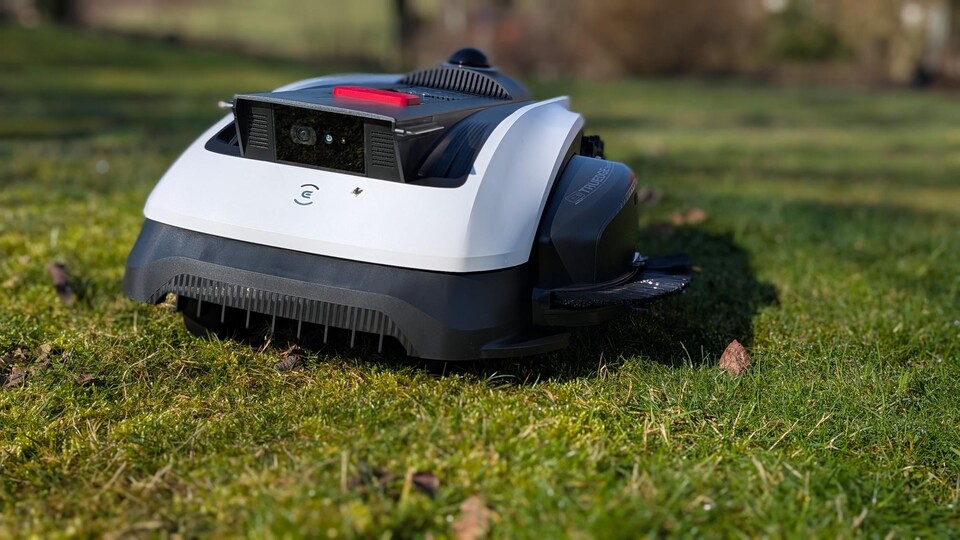 Der GOAT O1200 LiDAR PRO schafft 45% Steigung, enge Passagen bis 80 Zentimeter Breite, kommt ohne RTK-Antenne aus und hat das neue Kantenschnitt-Feature mit an Bord.