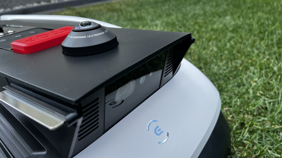 Die 360°-Panorama-Kamera des Ecovacs GOAT O500 Mähroboters hebt ihn von anderen Rasenmähern ab.