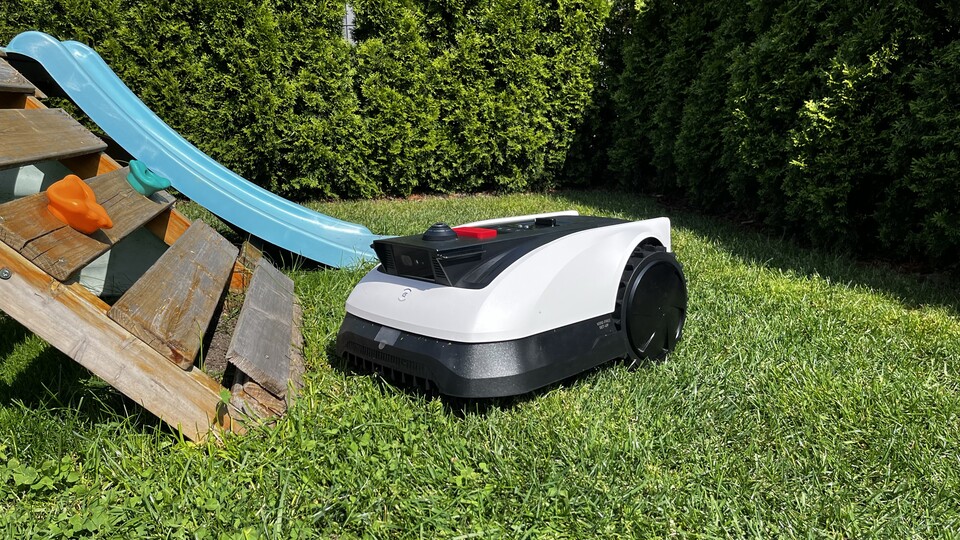 Spielzeug, Hochbeete, Hecken – Dieser Mähroboter ohne Draht kommt auch mit komplizierten Gärten bestens zurecht.