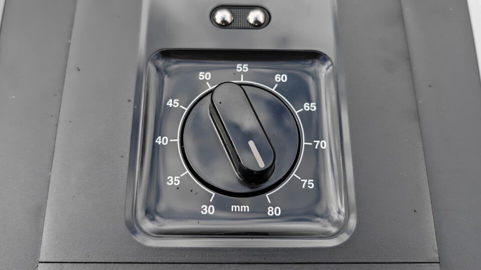 Rasenpflege ganz nach eurem Geschmack: Über den praktischen Drehregler am Gerät stellt ihr die Schnitthöhe eures GOAT O600 RTK ganz einfach manuell zwischen 3 und 8 cm ein.