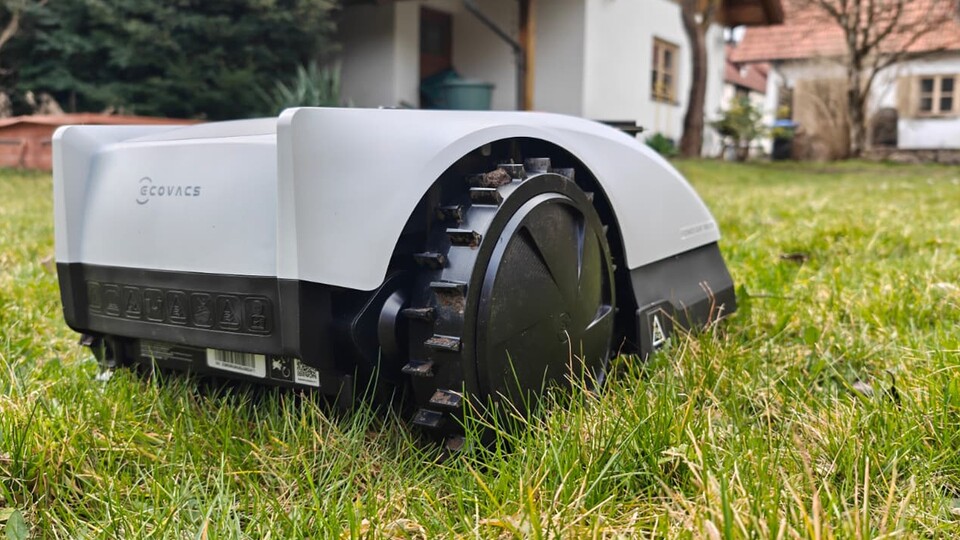 Sicherheit geht vor: Die KI-Kamera erkennt über 200 Hindernisse und schützt so Mensch, Tier und Material.