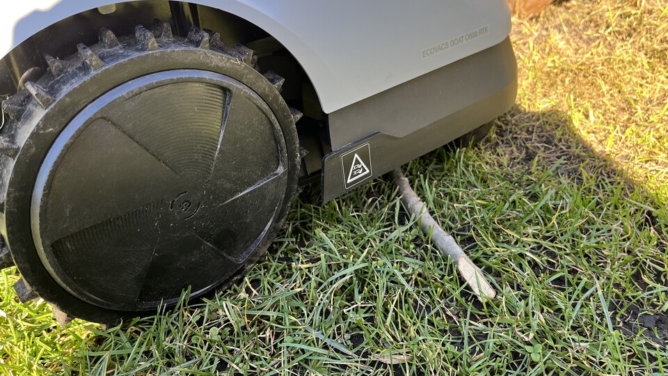 Kleinstobjekte wie Äste werden teils überfahren, dann hölt der Roboter jedoch kurz inne und passt seine Route an. Bildquelle: M. Kämpfer GameStar Tech.