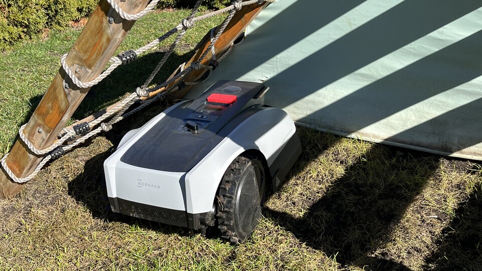 Auch in schattigen oder engeren Bereichen mäht der Ecovacs GOAT O600 RTK anstandslos. Bildquelle: M. Kämpfer GameStar Tech.