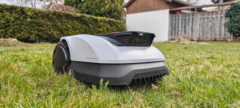 Der ECOVACS GOAT O600 RTK glänzt bei der Navigation durch RTK-Satellit und Kamera, durch die er auch Hindernisse wie Igel erkennt.