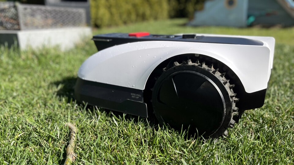 Einen dünnen Ast überfährt der GOAT. Dafür reicht seine Hinderniserkennung nicht aus. Generell solltet ihr euren Rasen vor dem Mähen nach Kleinstobjekten absuchen.