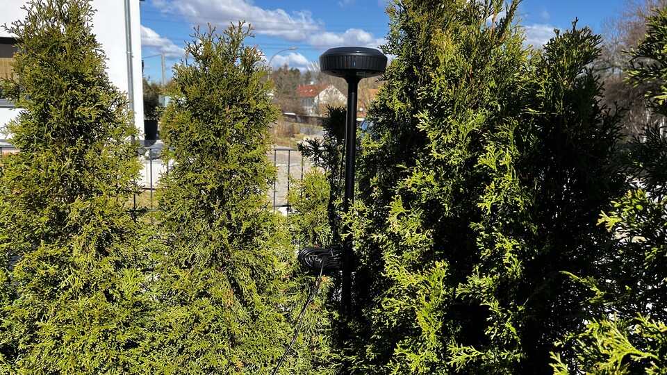 Die Antenne muss möglichst freie Sicht zum Himmel haben. Ich habe meine in den Koniferen versteckt.