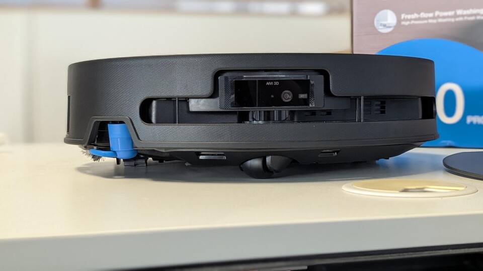 Der ECOVACS T90 Pro Omni ist flacher als vorherige Roboter mit Wischwalze – ein Grund ist das intern verbaute LiDAR-System.