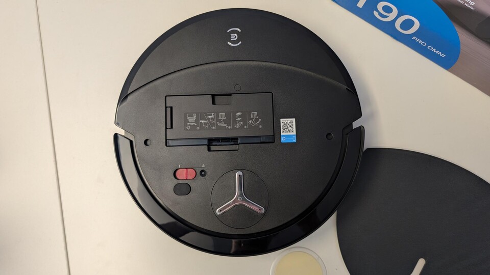 Der Staubbehälter des T90 PRO OMNI ist relativ klein, das liegt aber baulich an der Wischwalze.