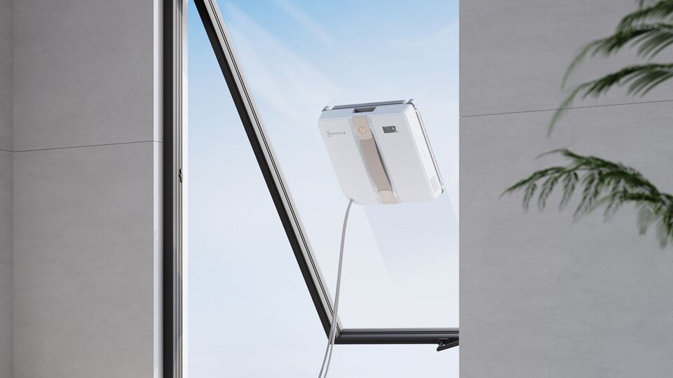 Selbst an gekippten Fenstern fällt der ECOVACS WINBOT MINI nicht herunter.