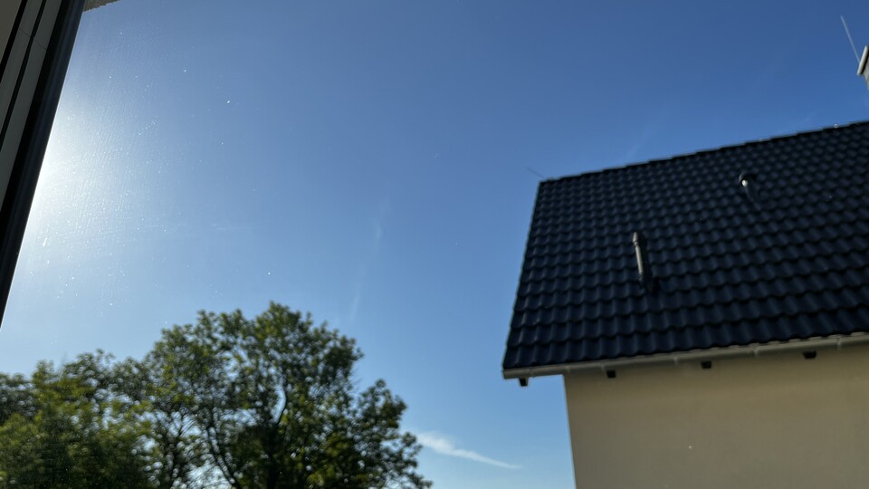 Besser als per Handwäsche: Schlieren lassen sich nur bei genauerem Hinsehen gegen das Licht erkennen.