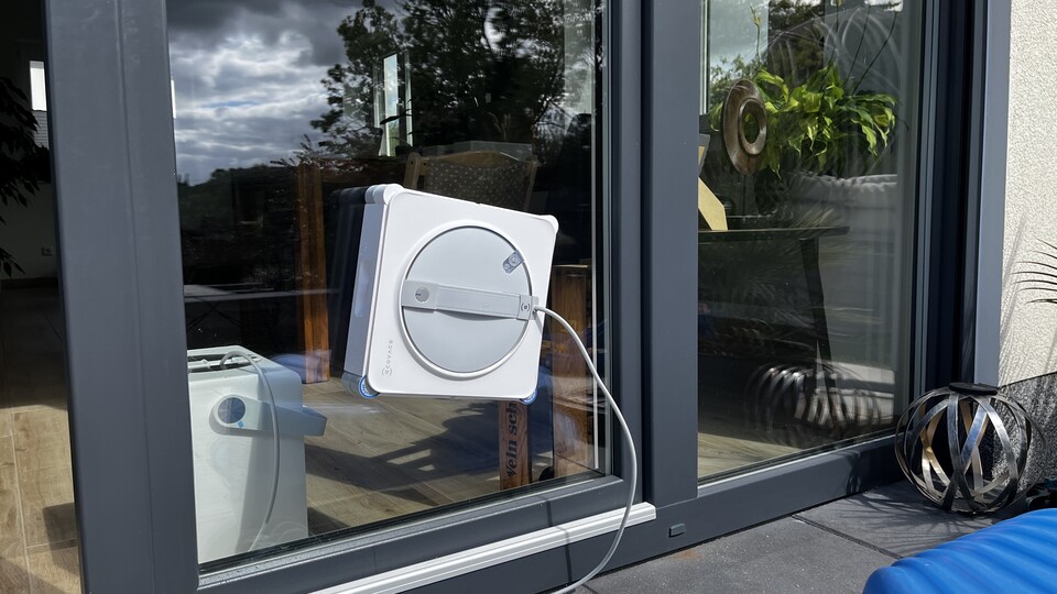 Der neue Fensterputzroboter von Ecovacs überzeugt uns mit seinen Ergebnissen und der erhöhten Sicherheit. (Bildquelle: Mirco KämpferGameStar Tech)
