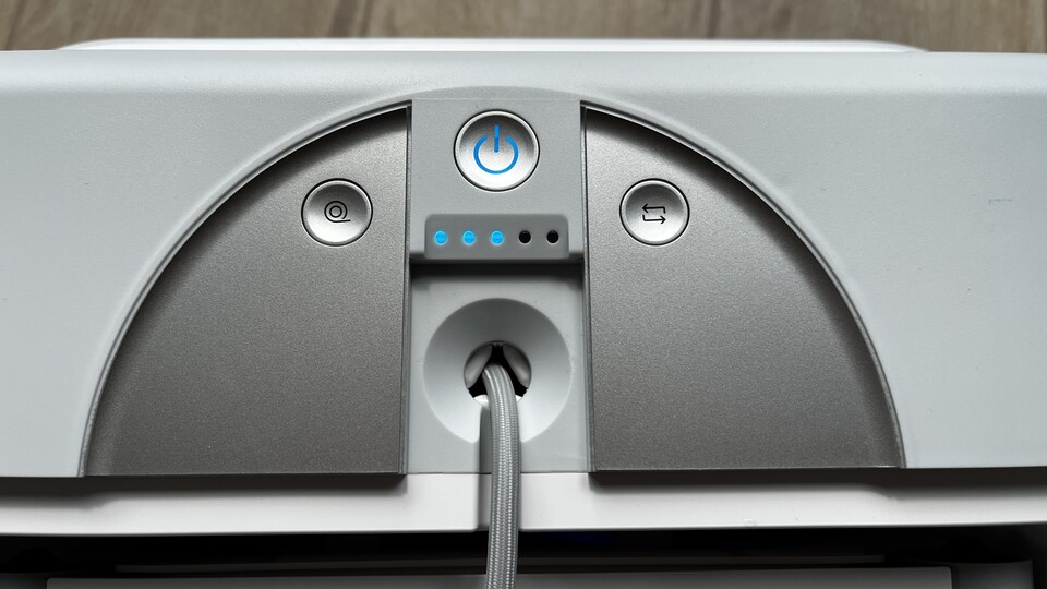 An der Oberseite könnt ihr den Akkustand ablesen, das Kabel aufwickeln lassen oder durch die Betriebsmodi schalten.