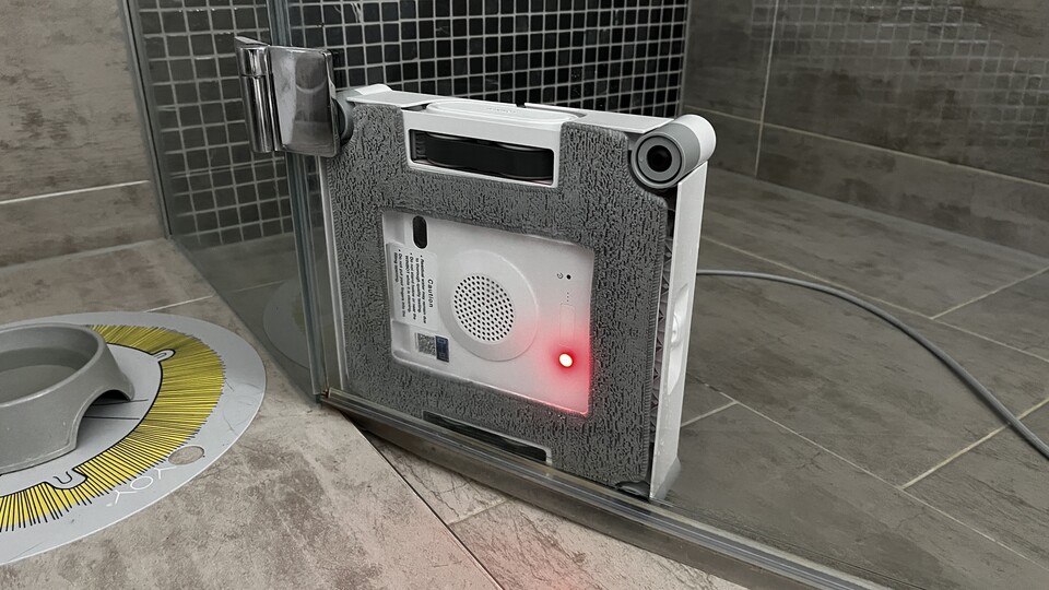 Hier hat sich der Fensterputzroboter festgefahren. Schuld war in diesem Fall jedoch eine alte, verrutsche Dichtung meiner Duschkabine.