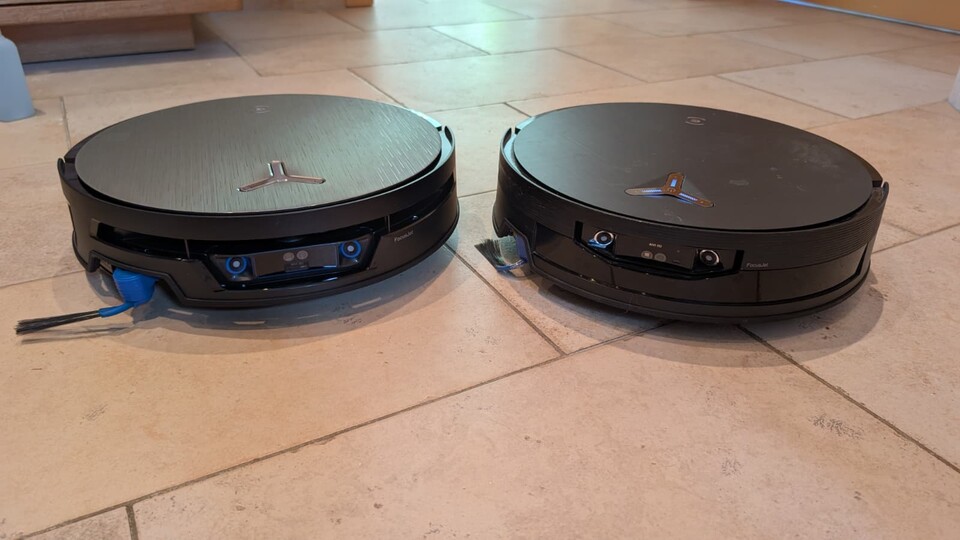 Hier seht ihr den ECOVACS DEEBOT X12S OmniCyclone (links) im Vergleich mit dem X12 OmniCyclone (ohne s). Die Unterschiede sind eher im Detail zu finden, aber wichtig.