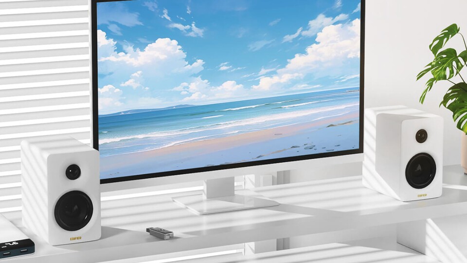 Auf einem weißen Schreibtisch sieht der M60 einfach fabelhaft aus – und verschafft euch den passenden Stereo-Sound.