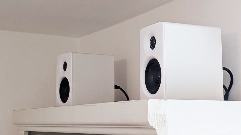 Auch auf dem Regal sind die Edifier M60 ein riesiges Audio-Upgrade.