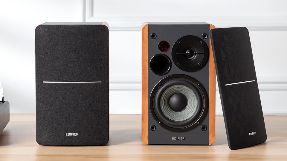 Ihr habt bei den Lautsprechern die Wahl zwischen verschiedenen Farben und Ausführungen. Ich habe mir die Edifier R1280DB in Schwarz geholt.