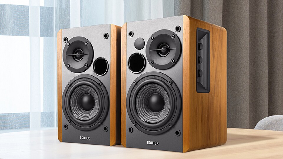 Die Edifier R1280T überzeugen durch ihr zeitlos-hölzernes Design und passen perfekt in jede Umgebung, egal ob am Schreibtisch oder am Plattenspieler.