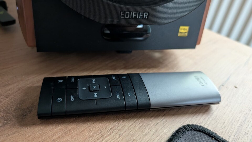 Eine Fernbedienung ist auch dabei, mit der ihr die Kanäle wechseln oder auf Bluetooth wechseln könnt.