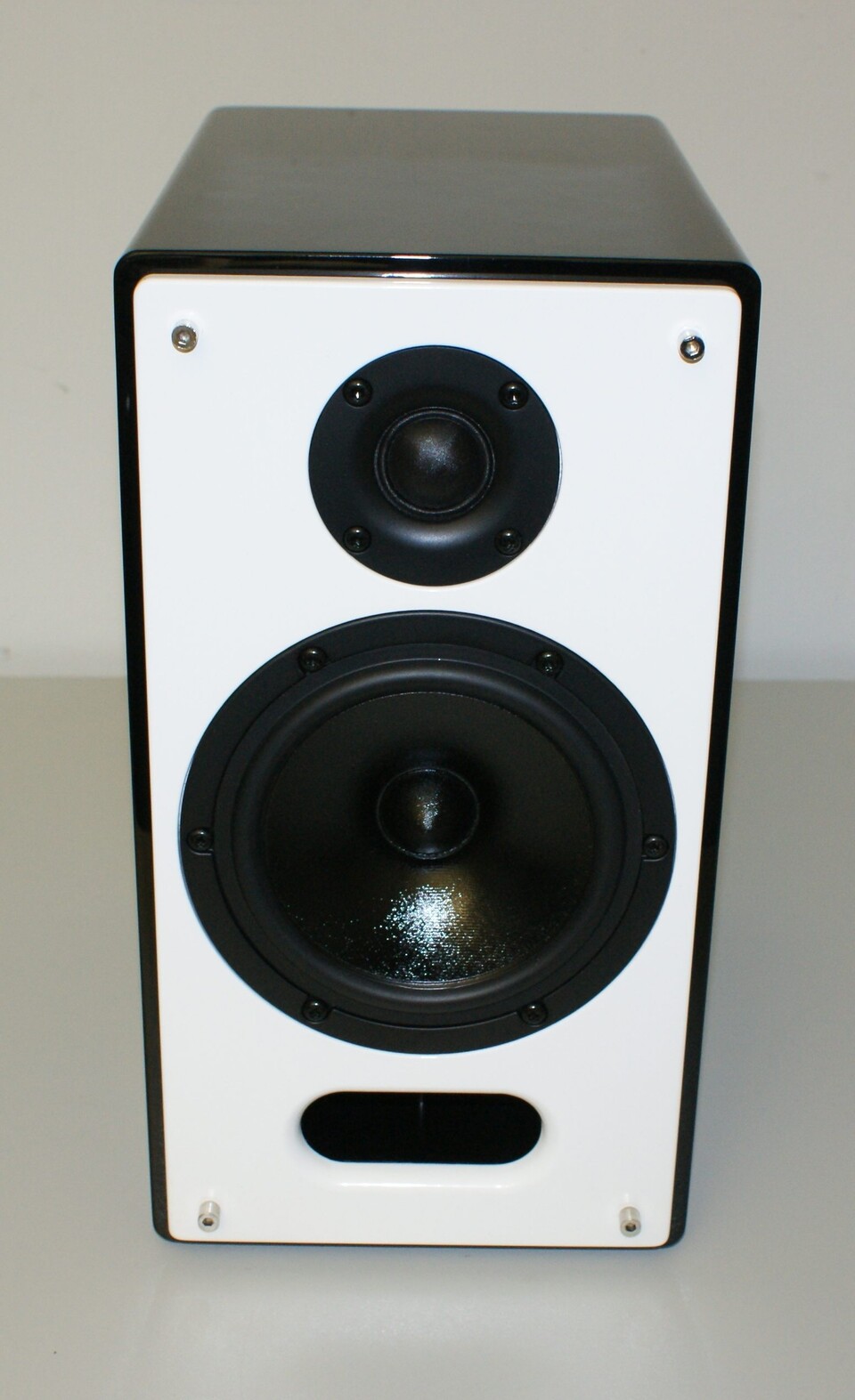 Vor allem bei Musik klingen die 2-Wege-Lautsprecher sehr authentisch und präsent.
