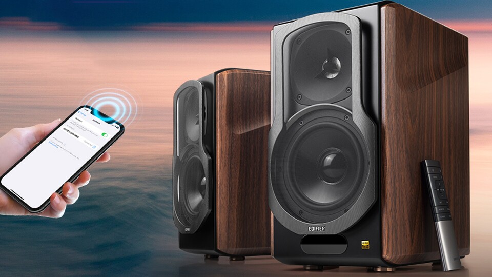 Ihr könnt die Lautsprecher auch mit dem Handy oder der beiliegenden Fernbedienung steuern.