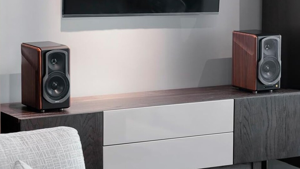 Auch als Soundbar-Ersatz am TV bieten sich diese Lautsprecher an.