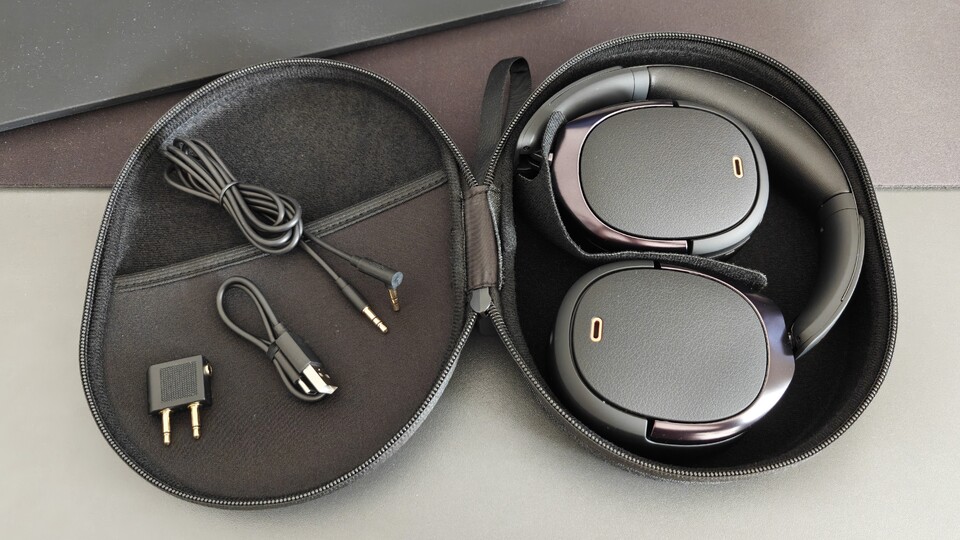 Im Lieferumfang sind das hochwertige Etui, ein USB-C auf USB-A Ladekabel, ein 3,5 mm Klinkenkabel und ein Flugzeugadapter enthalten.