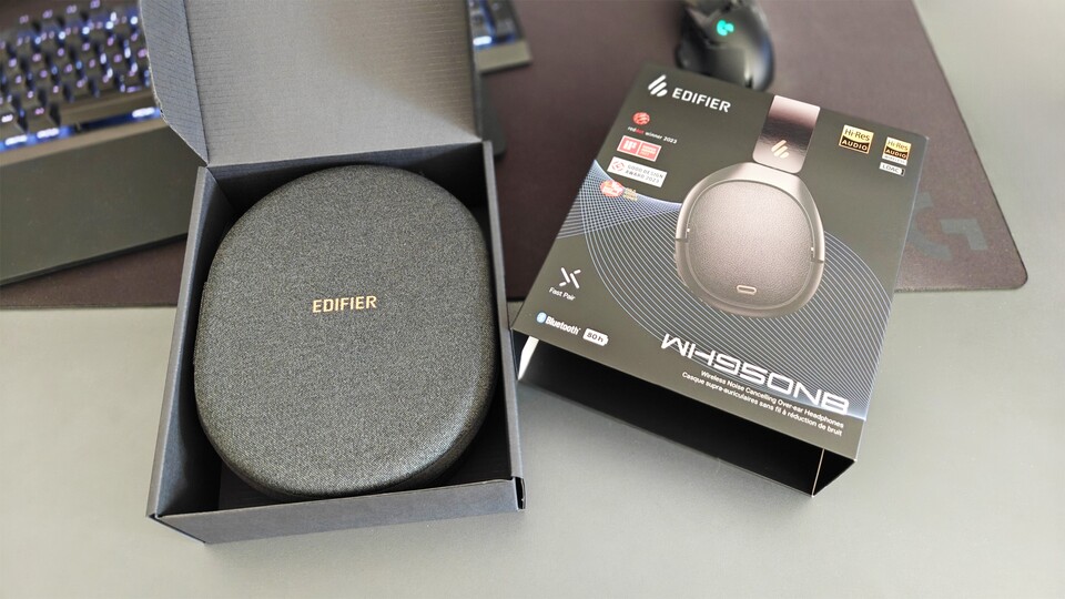 Beim Auspacken war ich etwas überrascht: Sogar ein hochwertiges Case ist dabei – genau wie bei meinen Sony Kopfhörern.