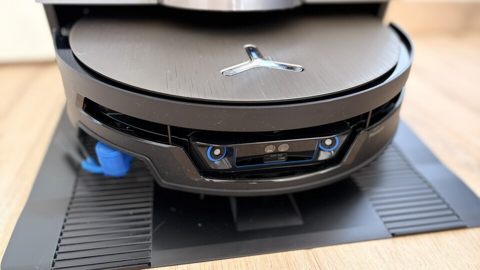 Das Design ist nicht das schlankeste und zieht Staub förmlich an, doch die Technik stimmt.