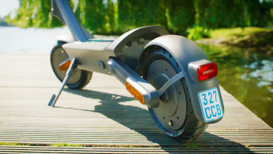 Alle E-Scooter von Egret sind für den deutschen Straßenverkehr zugelassen: Einfach versichern, Plakette per Post bekommen und aufkleben.