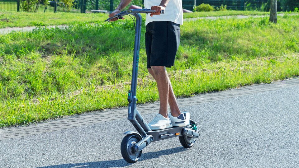 Sicher kommt er auf den Berg hoch, aber auch nachts seid ihr auf der sicheren Seite dank Front-, Rück- und Bremslicht!