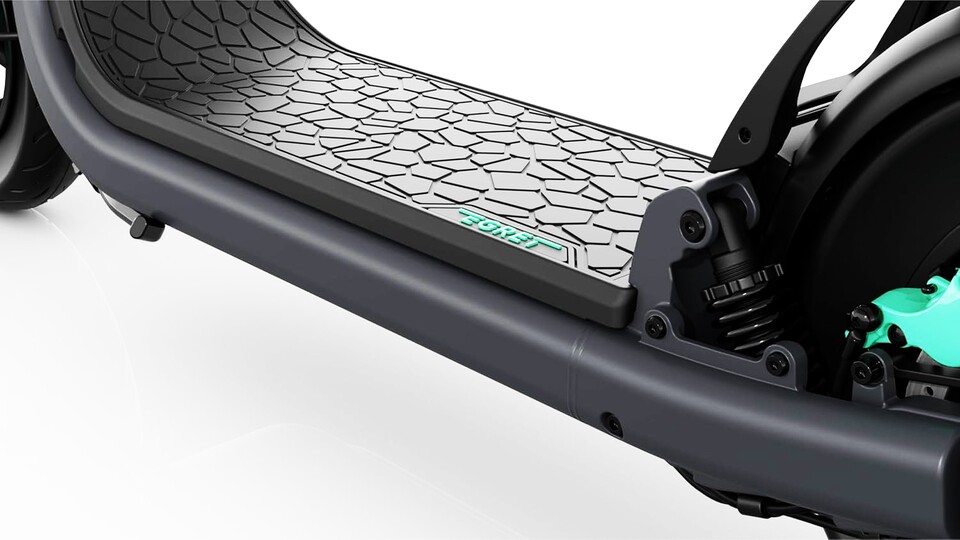 Das breite, rutschfeste Trittbrett gibt euch auch in nassen Umgebungen sicheren Halt während der Fahrt.