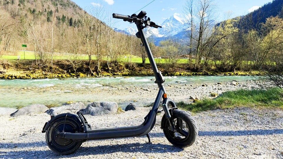 Egal wo, egal wann – Der stabile Standfuß gibt dem Roller auf jedem Untergrund den nötigen Halt, ohne dass ihr ihn vom Boden auflesen müsst.