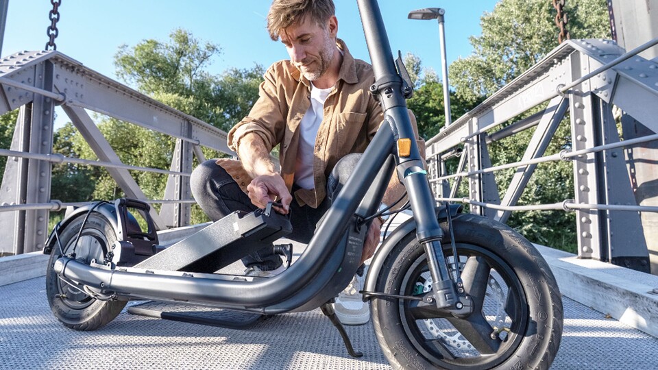 Ein herausnehmbarer Akku kann mühelos in der Wohnung aufgeladen werden, ohne den ganzen Roller ins Haus tragen zu müssen.