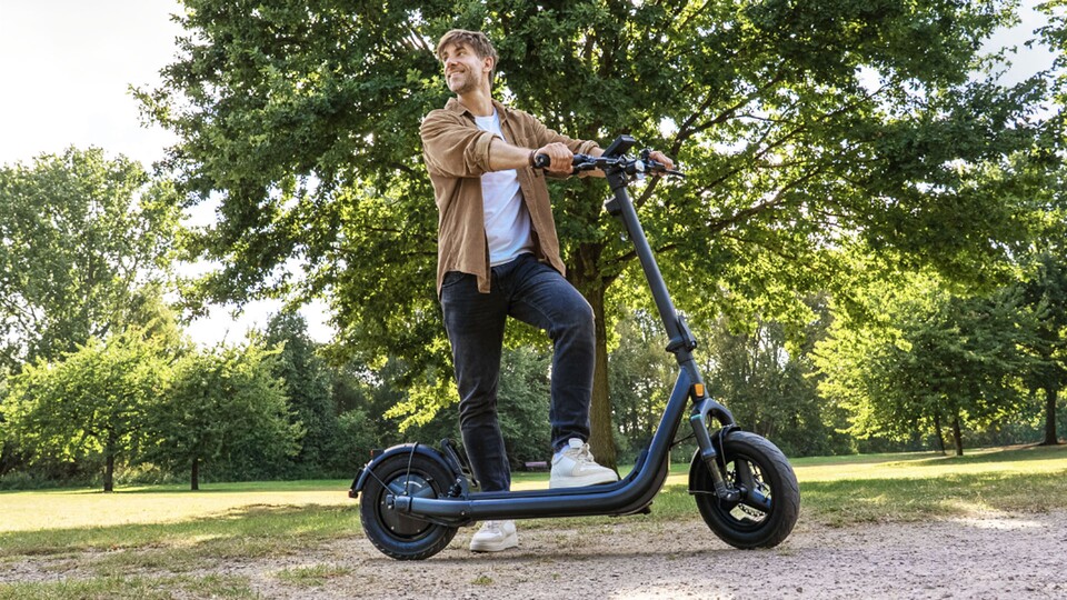 Die integrierten Blinker sind tatsächlich immer noch nicht Teil der Anforderungen an neue Roller, die für den deutschen Straßenverkehr zugelassen werden wollen. Egret hat sie aber längst verbaut.