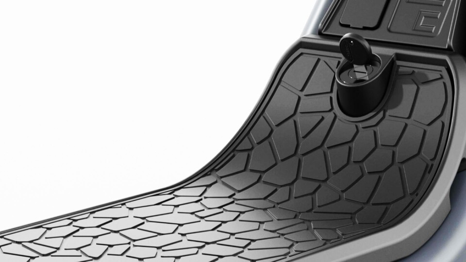 Das breite Trittbrett lässt sich einfach hochklappen, um bequem an den Akku zu kommen.