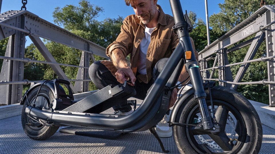 Akku raus, laden und wieder rein: So könnt ihr den E-Scooter einfach über Nacht im Fahrradkeller lassen.