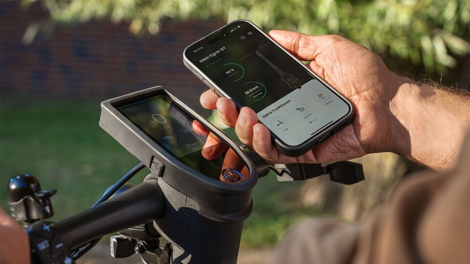 Auf dem großen Display im Lenker könnt ihr jederzeit alle wichtigen Informationen einsehen, ohne erst anhalten zu müssen, um aufs Handy zu schauen.