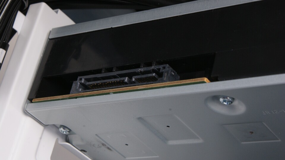 Im Bild seht ihr SATA-Anschlüsse an einem Laufwerk. IDE-Anschlüsse sind deutlich größer und haben viele kleine Pins.