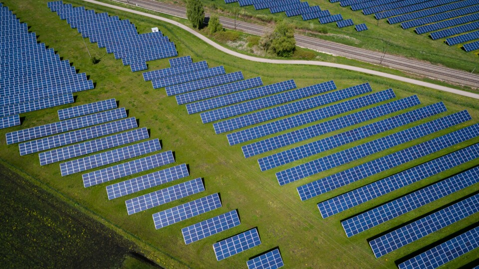 Symbolbild: Auf der Fläche einer ehemaligen Kohlemine sollen nun Sonnenkollektoren stehen. (Bild-Quelle: Andreas Gucklhorn über Unsplash)