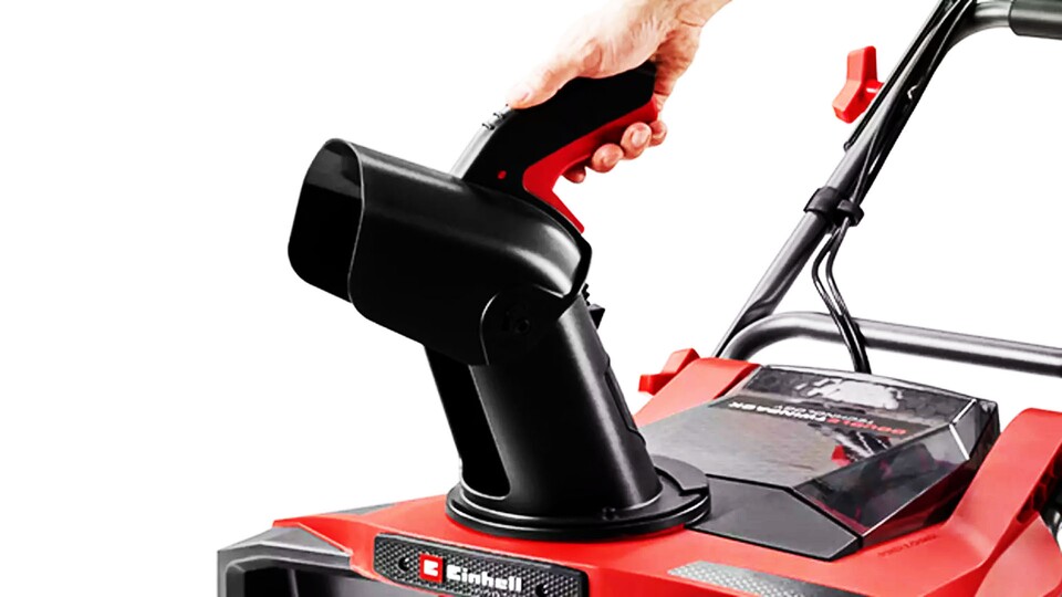 Drehen lässt sich das Auswurfrohr bequem vom Griff aus, den Winkel justiert ihr nicht so oft und daher manuell.