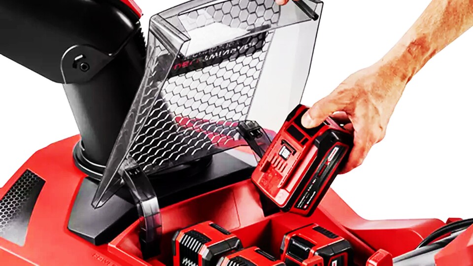 Unter der Abdeckung bleiben die Akkus auch bei schwerem Schneefall trocken.