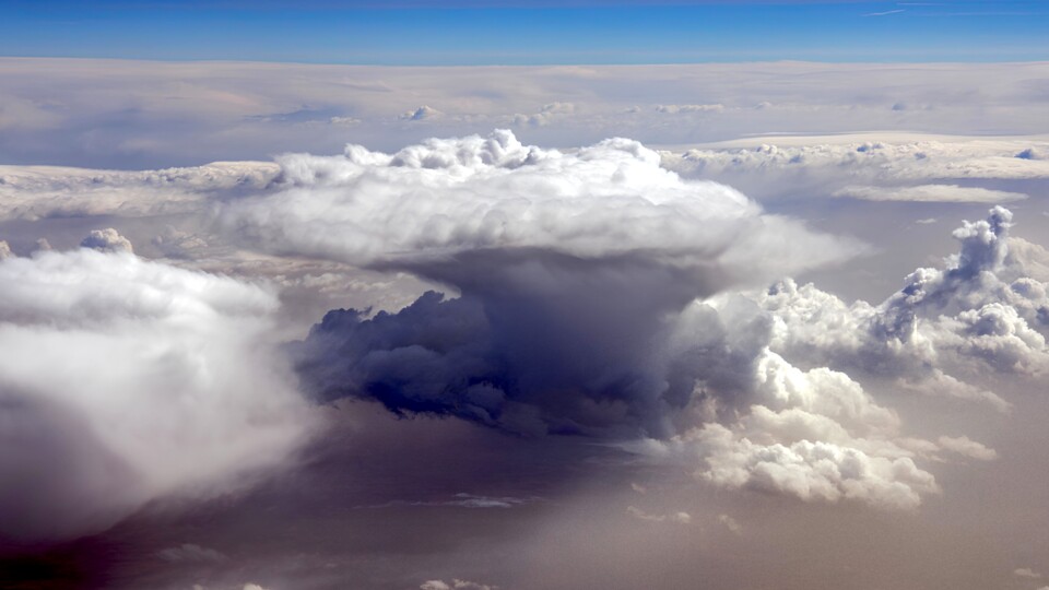 Cumulonimbuswolken gehören zu den eindrucksvollsten Gebilden, die mit Wasser gesättigte Luft formen kann.
(Bildquelle: Unsplash, Markus Kammermann)